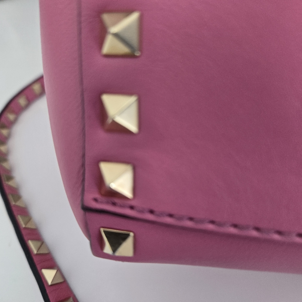 Valentino Pink and Gold Textured Leather Shoulder Bag - Picture 7 of 12